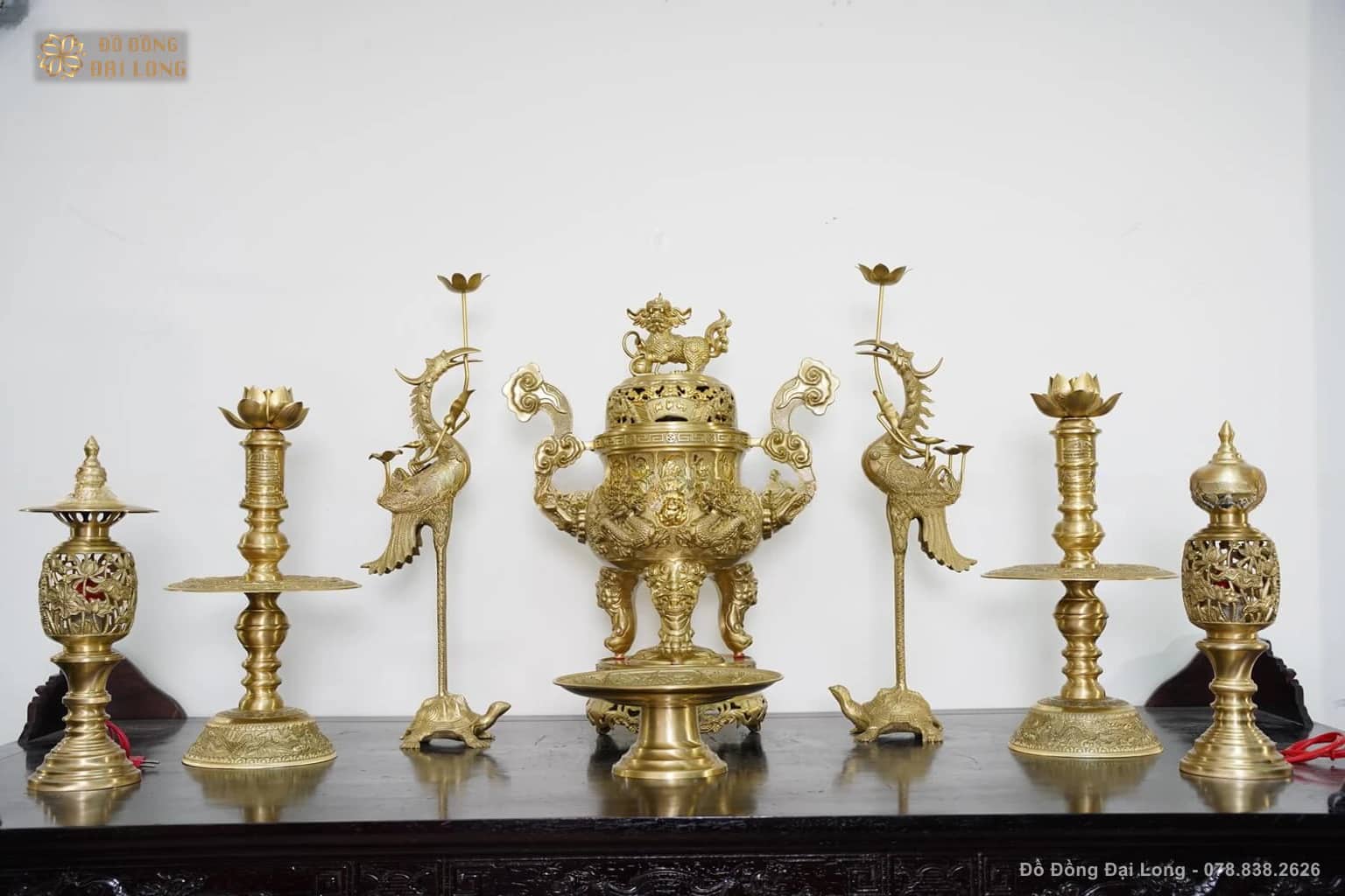 Bộ ngũ sự Song Long cuốn thư chữ Phúc 65 cm gồm đỉnh, hạc và chân nến tại Đồ Đồng Đại Long