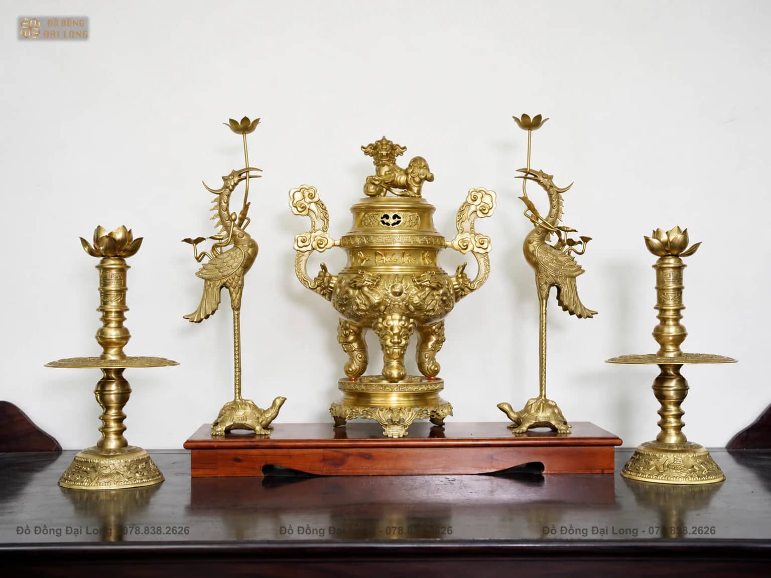 Toàn cảnh Bộ Ngũ Sự Song Long Ngũ Phúc Lâm Môn 65 cm gồm đỉnh, đôi hạc trên rùa, đôi chân nến và bệ gỗ tại Đồ Đồng Đại Long