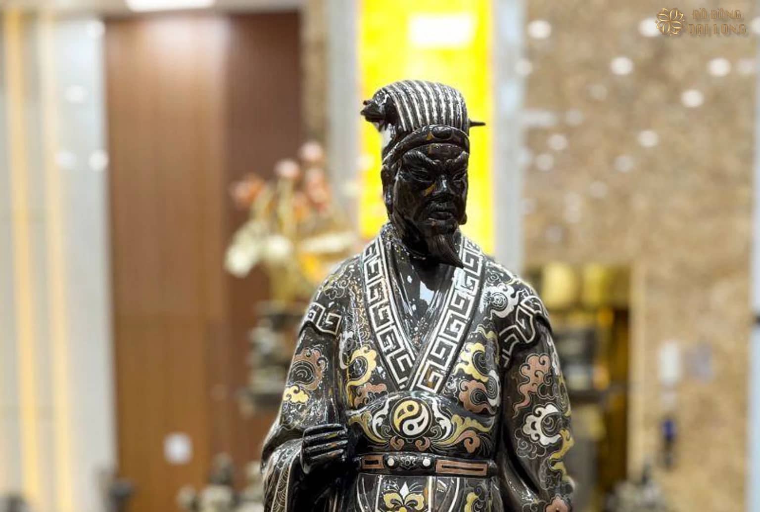 Cận cảnh tượng Gia Cát Lượng khảm ngũ sắc tại Đồ Đồng Đại Long