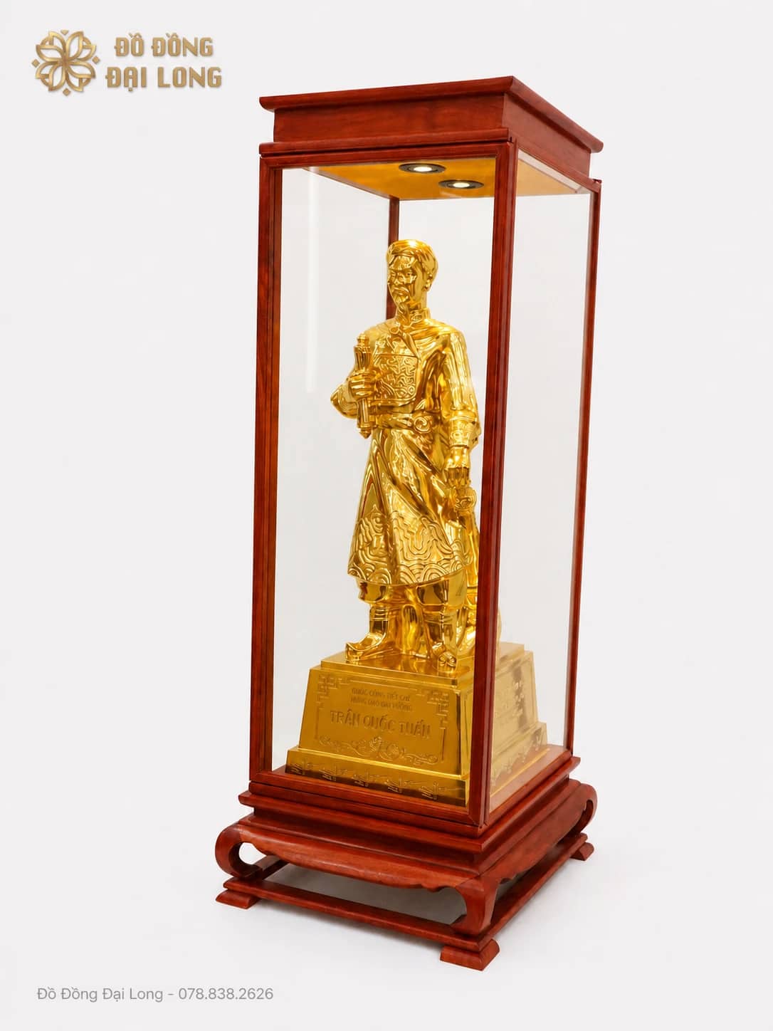 Toàn cảnh tượng Trần Hưng Đạo 40 cm dát vàng trong tủ gỗ tại Đồ Đồng Đại Long