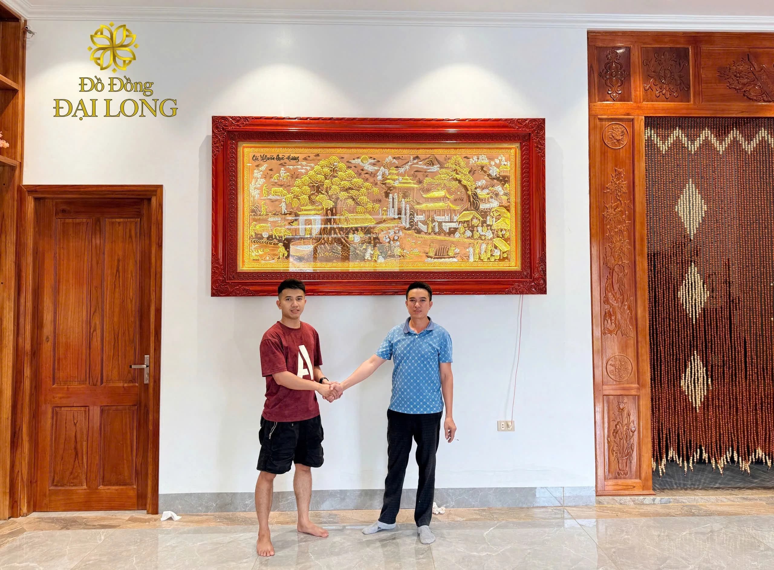 Bàn giao tranh Cội Nguồn trong phòng khách, ảnh thực tế