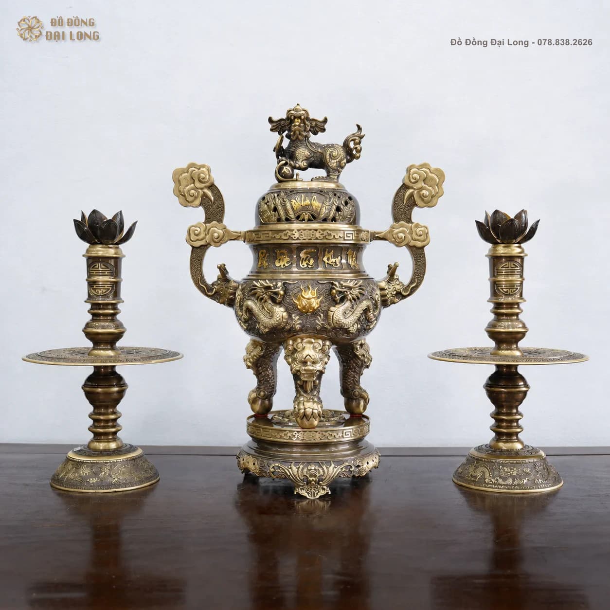 Bộ tam sự đỉnh cuốn thư Phúc Lộc Thọ Khang Ninh màu hun cổ gồm đỉnh đồng và đôi chân nến tại Đồ Đồng Đại Long