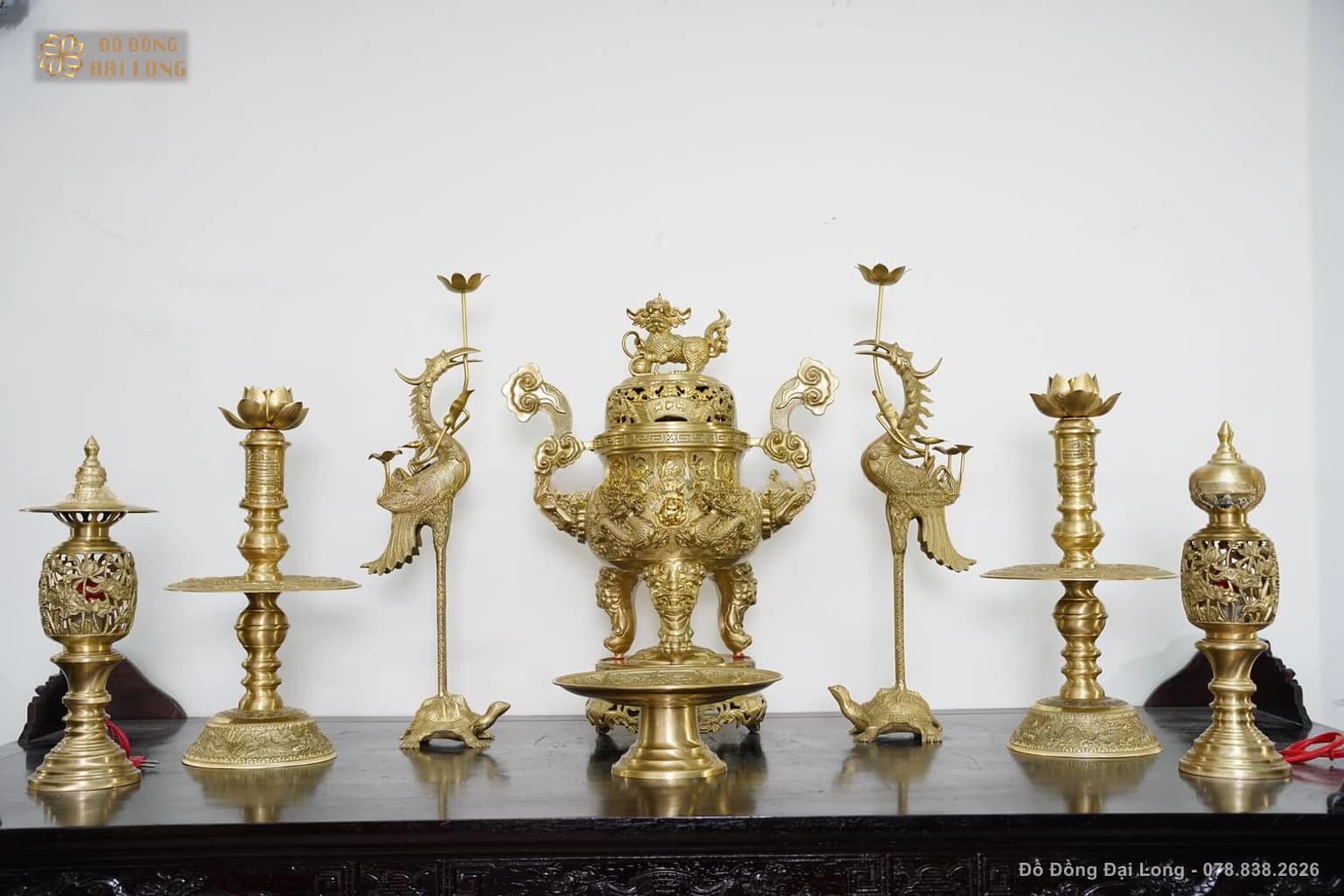 Bộ ngũ sự Song Long cuốn thư chữ Phúc 65 cm gồm đỉnh, hạc và chân nến tại Đồ Đồng Đại Long