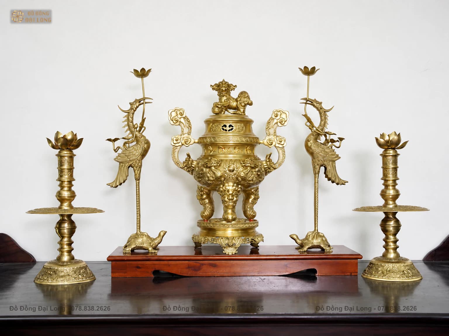 Toàn cảnh Bộ Ngũ Sự Song Long Ngũ Phúc Lâm Môn 65 cm gồm đỉnh, đôi hạc trên rùa, đôi chân nến và bệ gỗ tại Đồ Đồng Đại Long