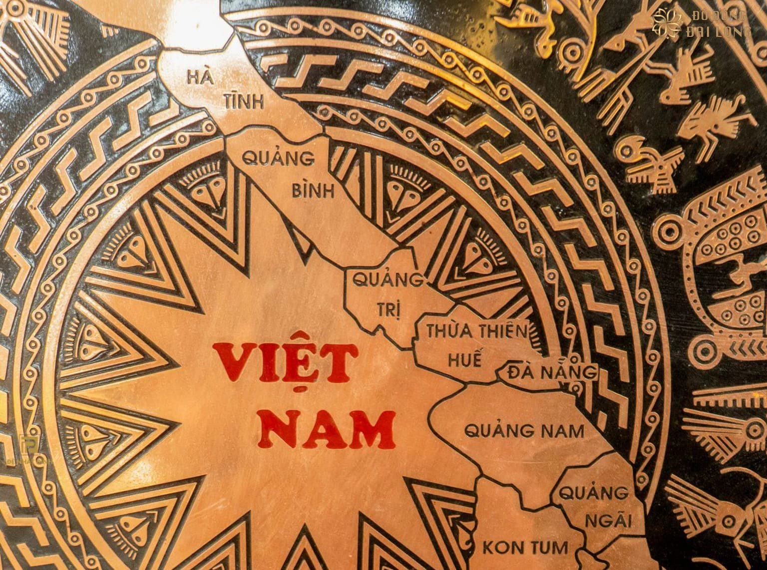 Cận cảnh mặt tranh trống đồng bản đồ Việt Nam tại Đồ Đồng Đại Long