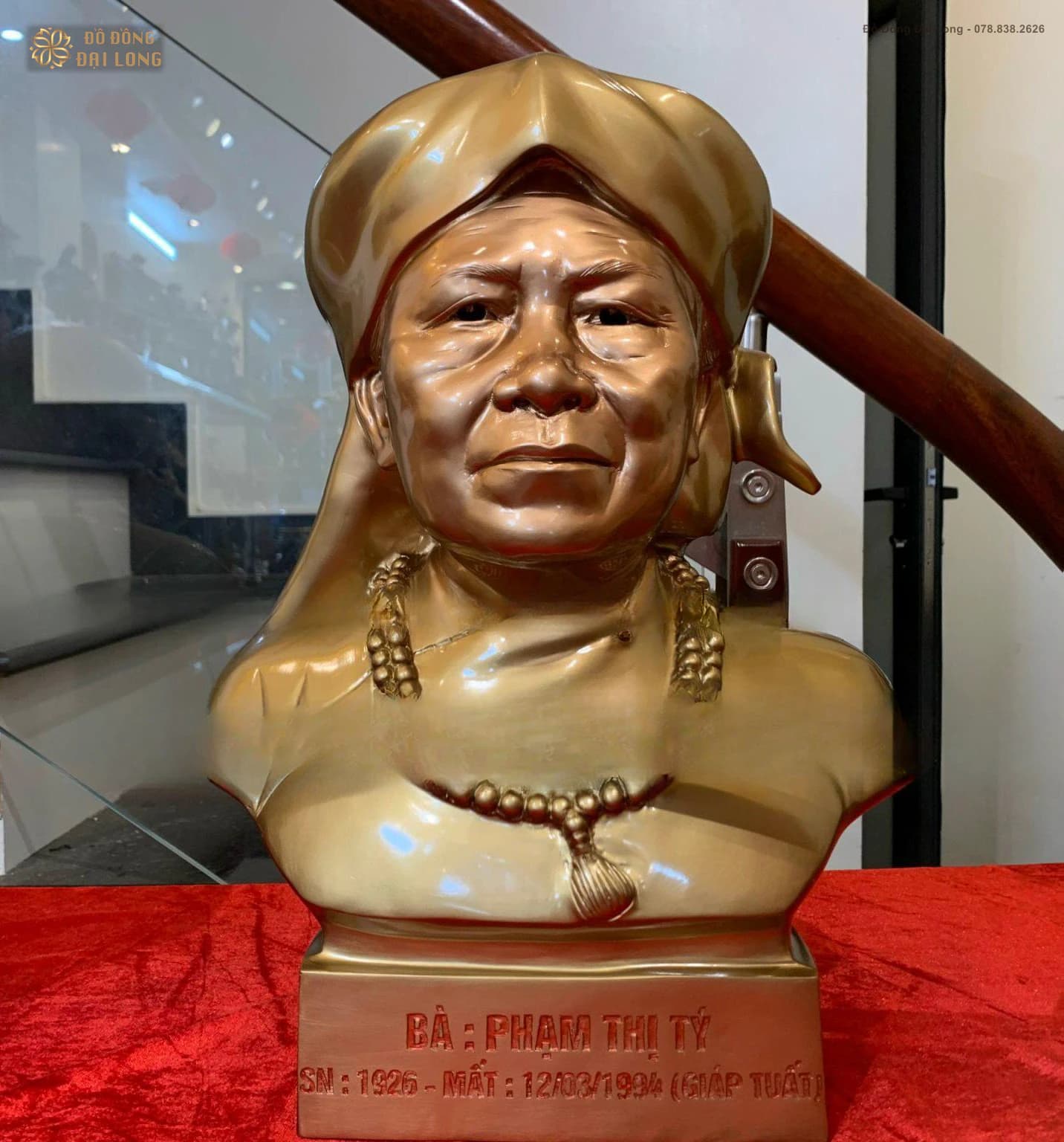 Tượng truyền thần bán thân bằng đồng đỏ cao 48 cm, có bệ và bảng tên tại Đồ Đồng Đại Long