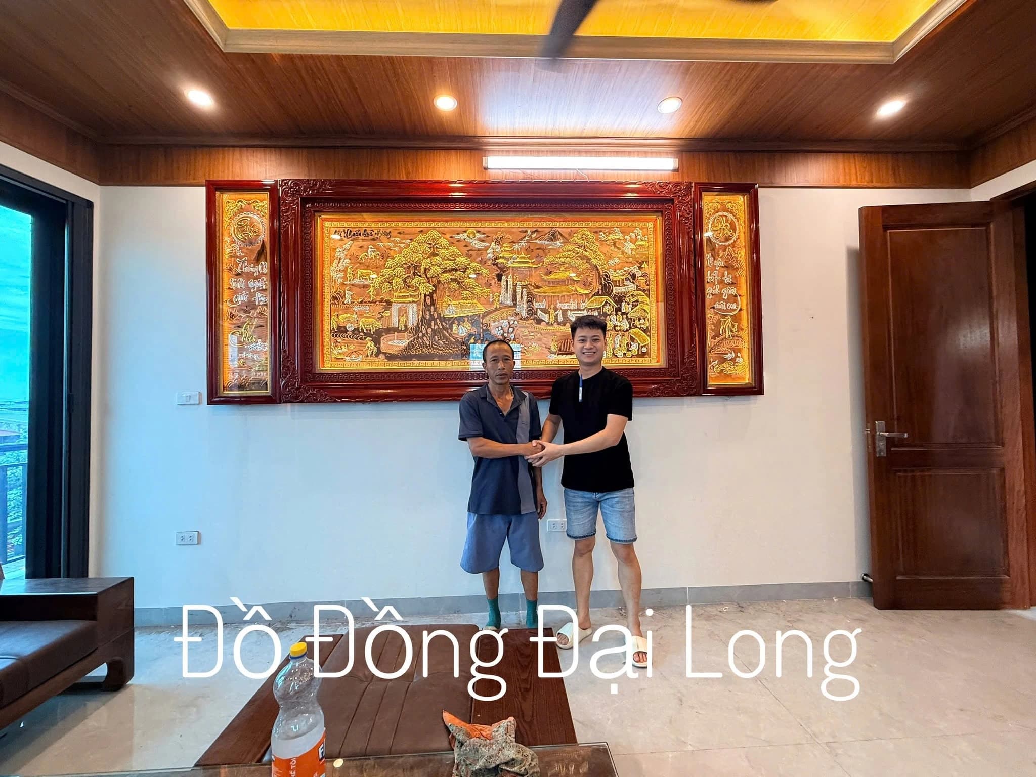 Tranh Cội Nguồn và phù điêu hai bên trong phòng khách