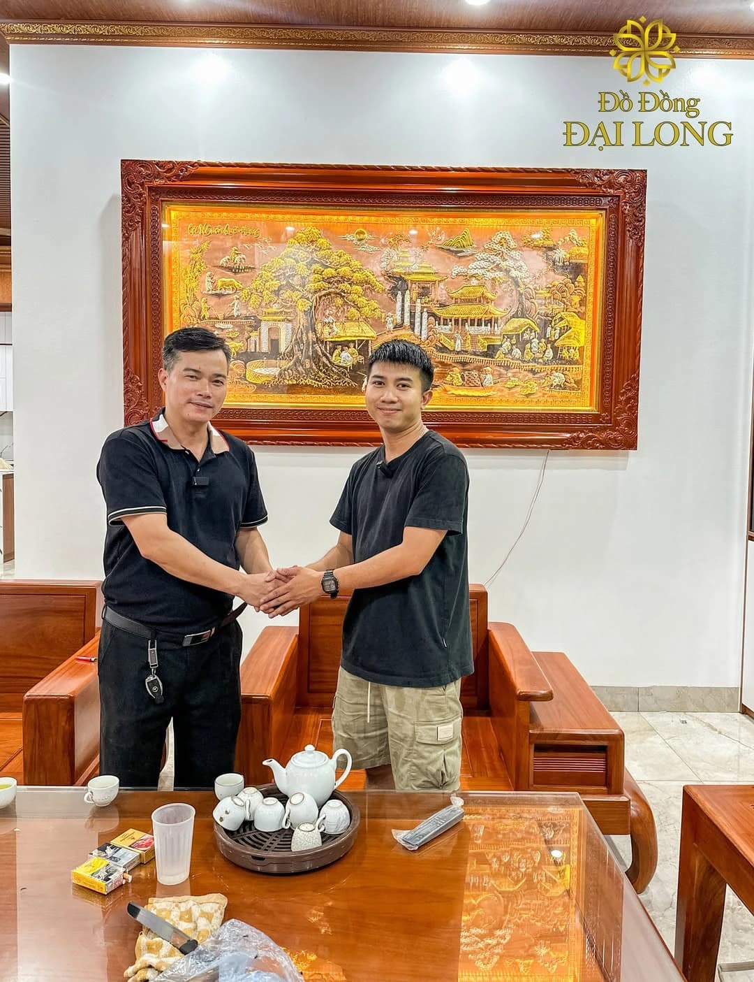 Bàn giao tranh đồng Cội Nguồn Quê Hương trong không gian gỗ tại Bắc Giang