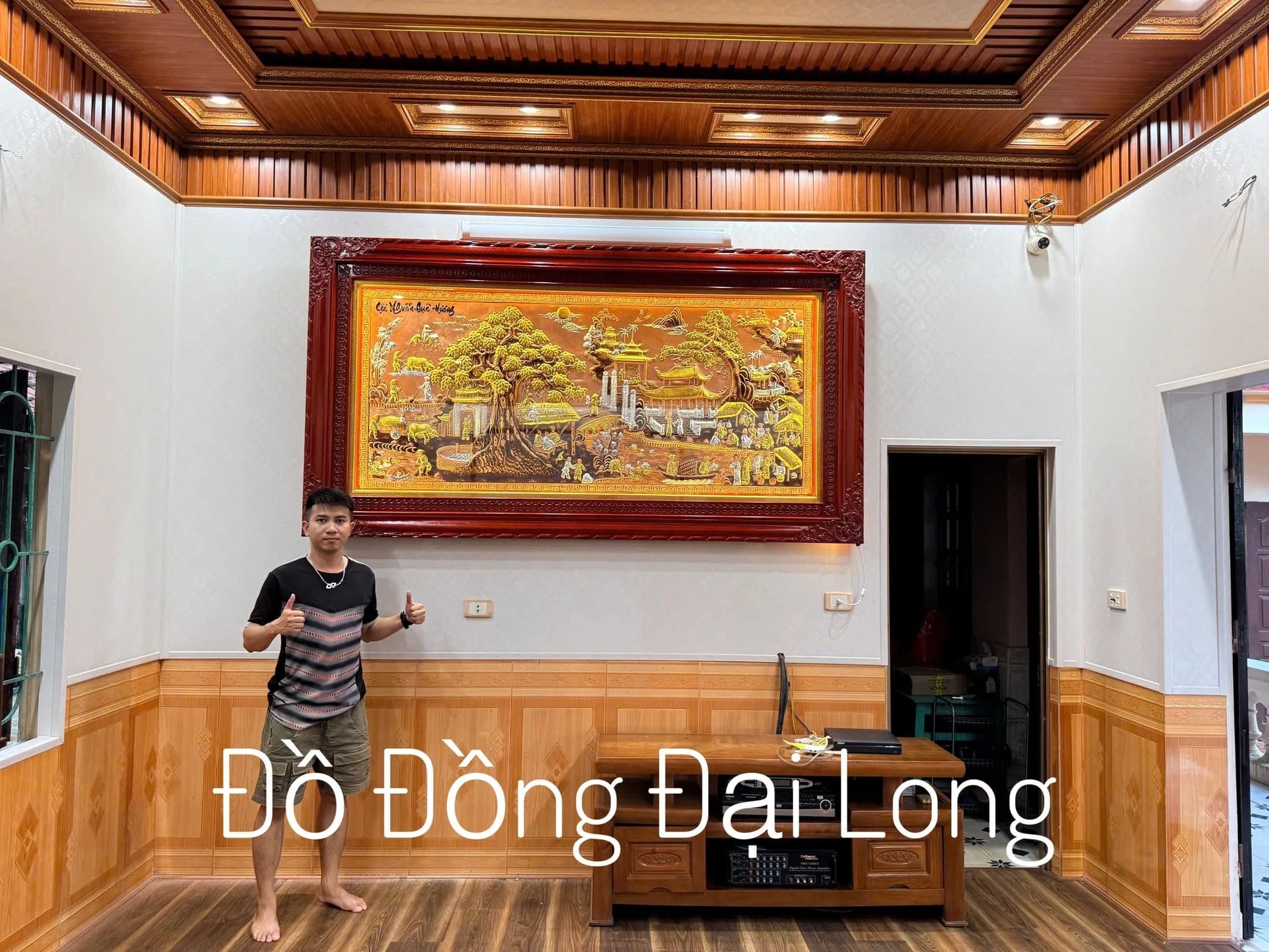 Tranh đồng Cội Nguồn Quê Hương được bàn giao trong phòng khách