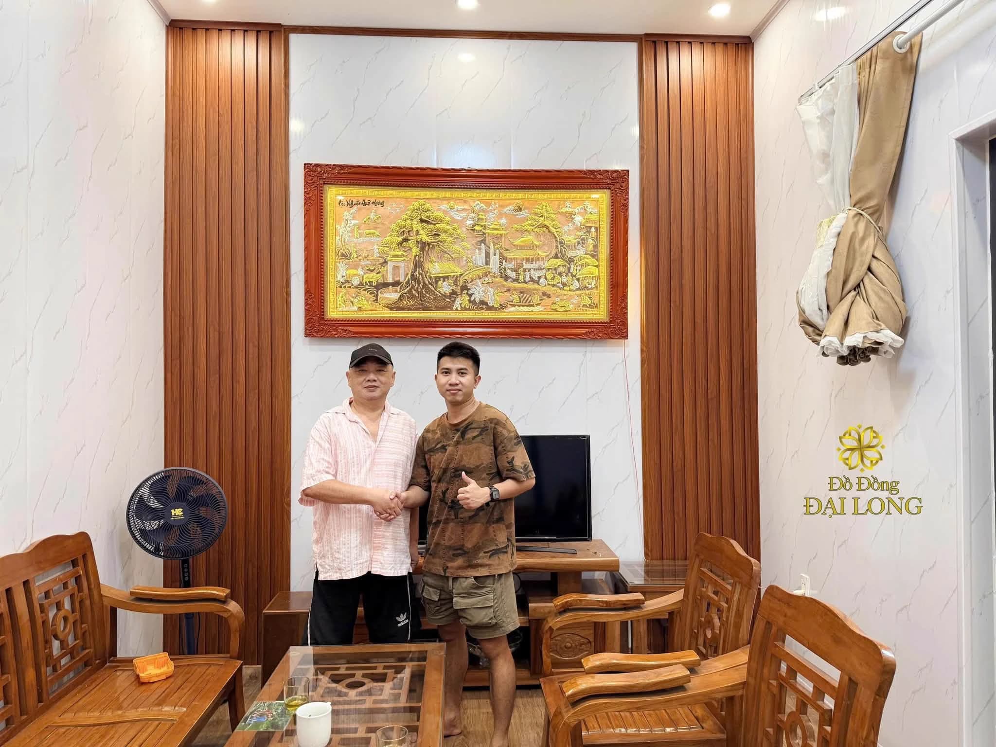 Tranh đồng khung gỗ trong không gian khách hàng