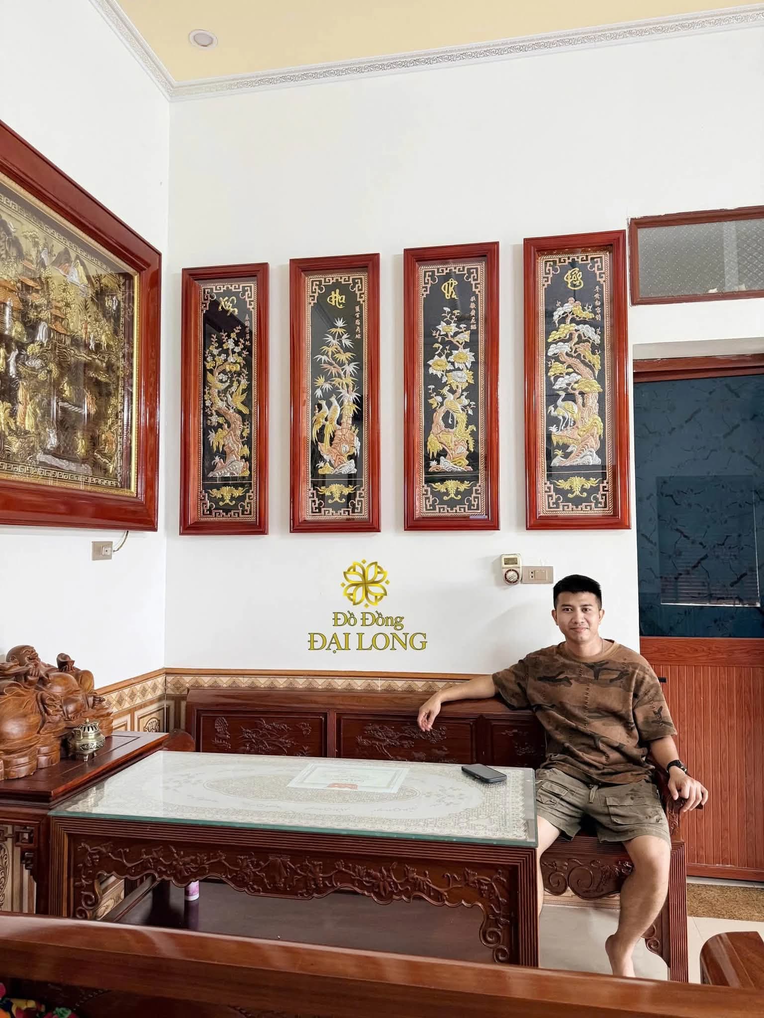 Không gian thờ có mảng tranh đồng và nội thất gỗ của khách hàng Đại Long