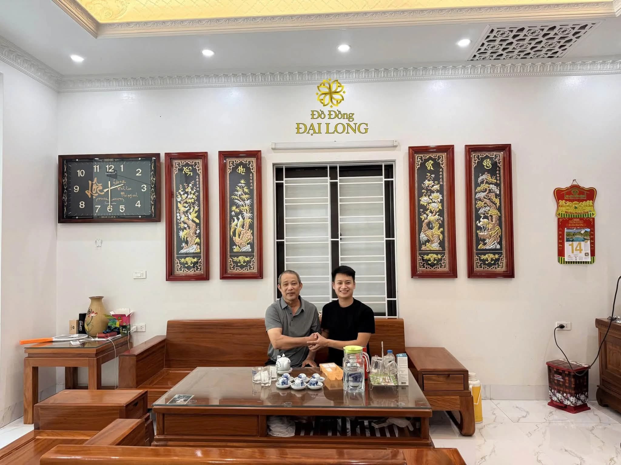 Không gian phòng khách nội thất gỗ có mảng tranh đồng Đại Long