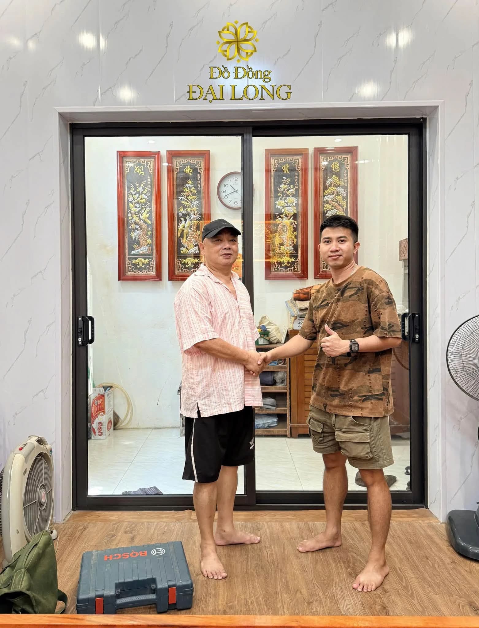 Ảnh bàn giao tranh đồng trong không gian thờ của khách hàng Đại Long