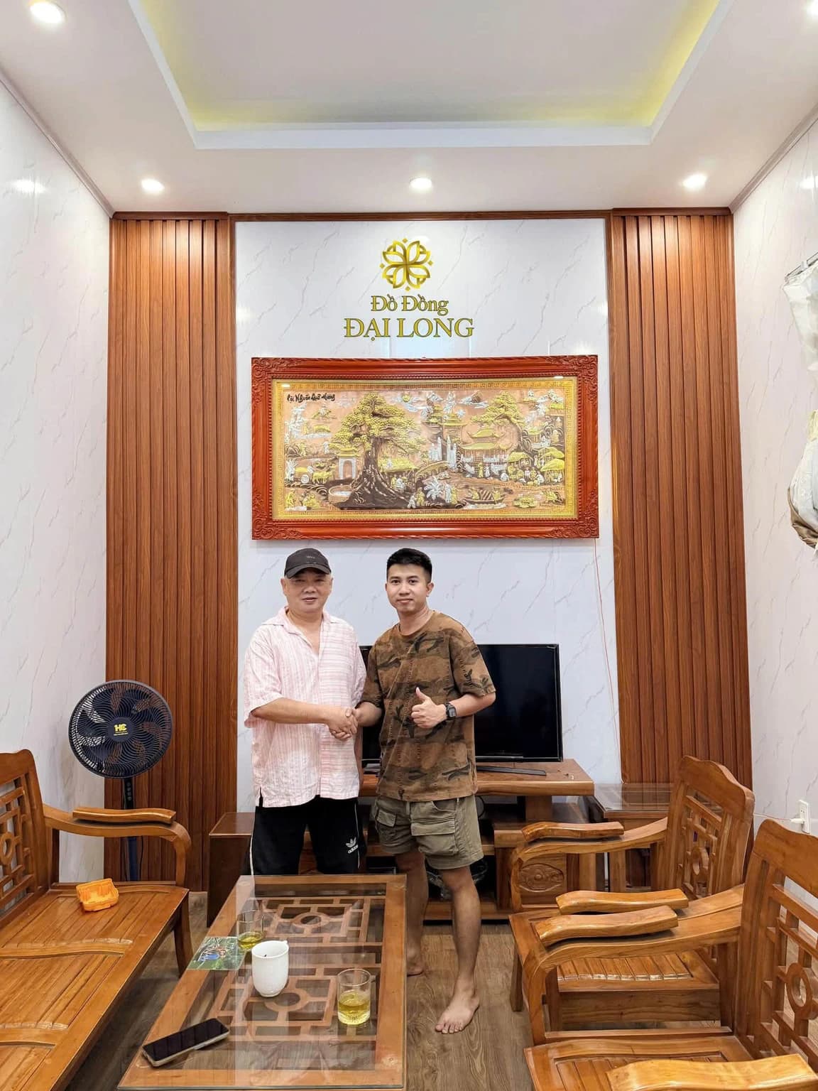 Tranh đồng quê treo trong phòng khách nội thất gỗ