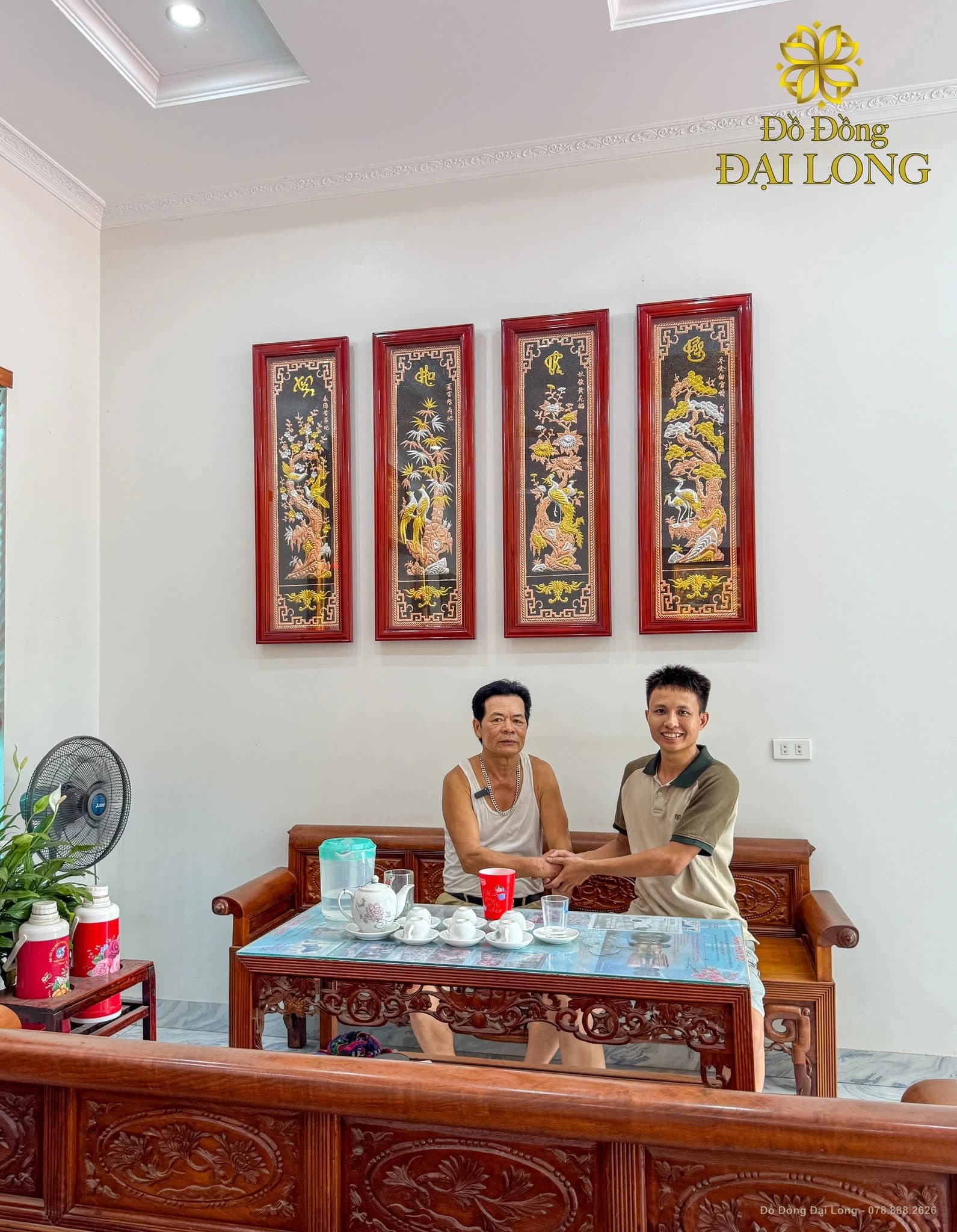 Khách hàng nhận bàn giao bộ tranh Tứ Quý bốn tấm trong phòng khách