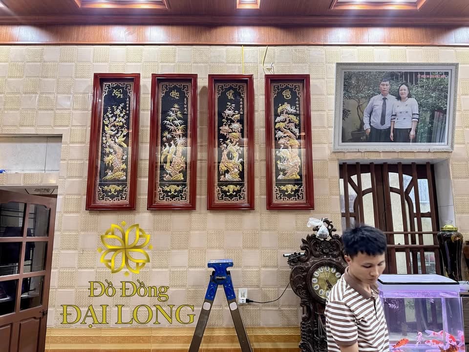 Bộ tranh đồng dọc bốn mùa trong không gian phòng khách