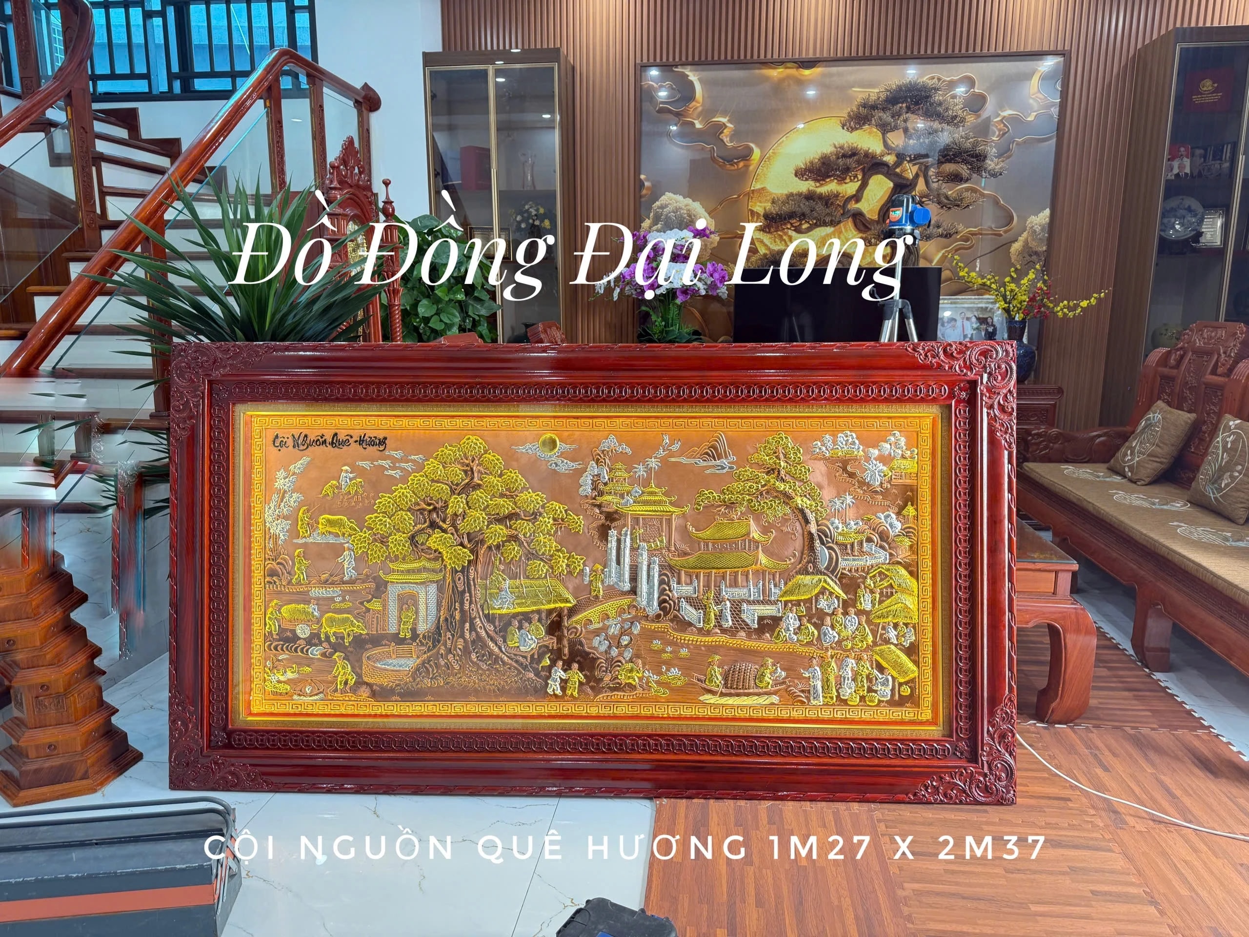 Ảnh thực tế tác phẩm Cội Nguồn Quê Hương, khổ 127 × 237 cm ghi trên ảnh Đại Long cung cấp