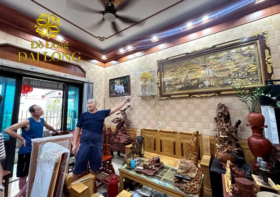 Không gian khách trưng bày bộ tứ quý đồng đỏ tại Thái Bình